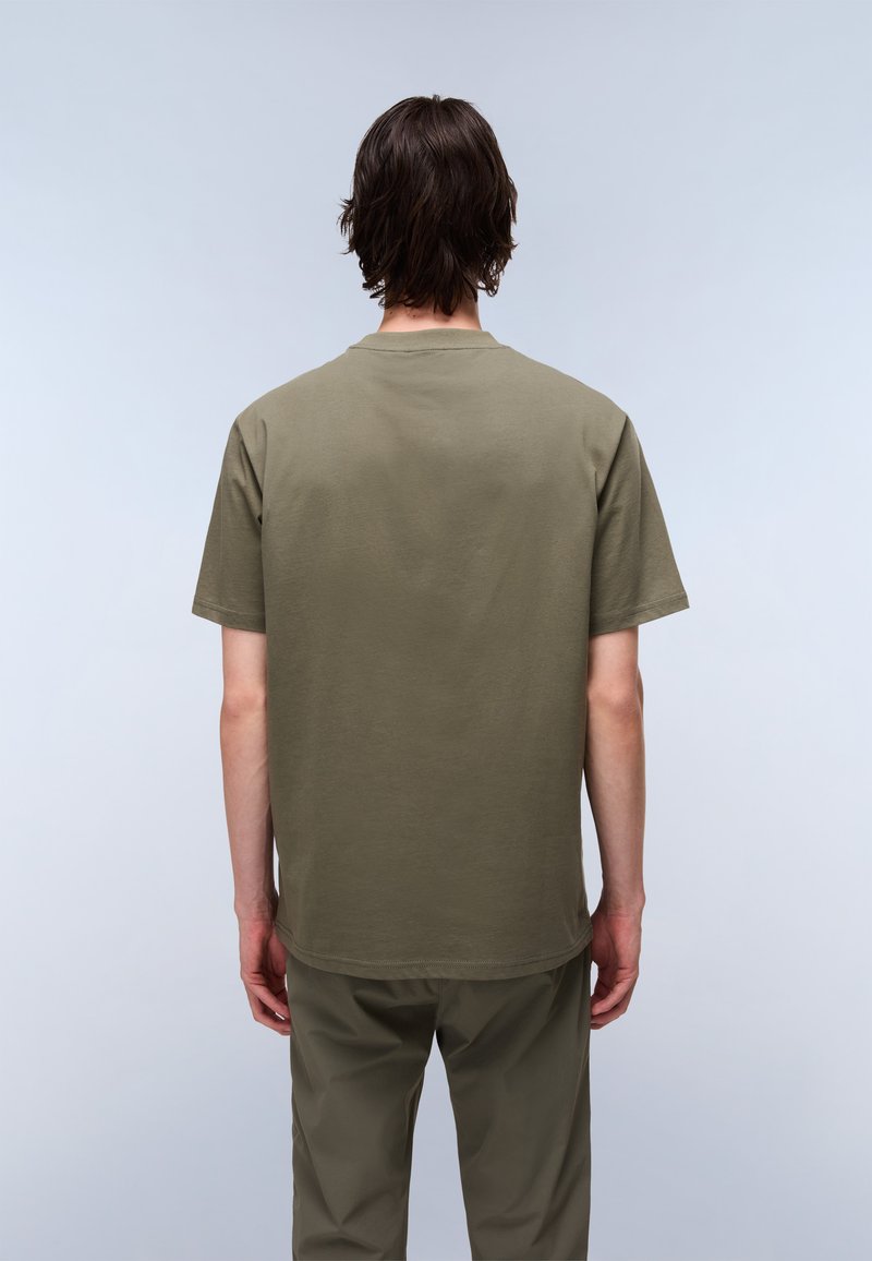 Camiseta de manga corta verde olivo hecha de algodón. Presenta un escote redondo y un ajuste relajado. Textura suave con detalles de costura mínimos.