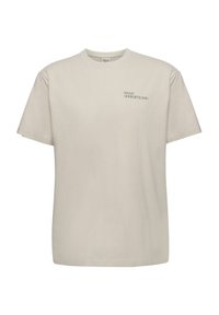 Jasno beżowy t-shirt z krótkim rękawem wykonany z bawełny, z nadrukowanym wzorem zawierającym napis "HALO" oraz liczby na lewej piersi. Okrągły dekolt.