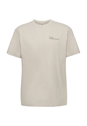 Ljusbeige t-shirt med kort ärm i bomull, med ett tryckt mönster med "HALO" och siffror på vänster bröstområde. Rund halsringning.