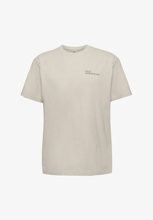 Jasno beżowy t-shirt z krótkim rękawem wykonany z bawełny, z nadrukowanym wzorem zawierającym napis "HALO" oraz liczby na lewej piersi. Okrągły dekolt.