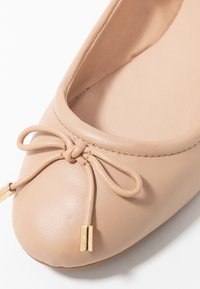 ALDO Wide Fit Ballerinaskor - nude