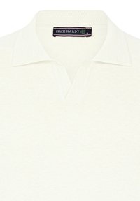 Camiseta polo blanca con un cuello texturizado y una tapeta de tres botones. La etiqueta dice "FELIX HARDY". El material parece suave y finamente tejido.