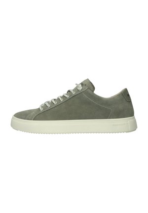 Grau Wildleder Sneaker in niedriger Ausführung mit weißen Schnürsenkeln und dicker weißer Gummisohle, Seitenansicht auf weißem Hintergrund.