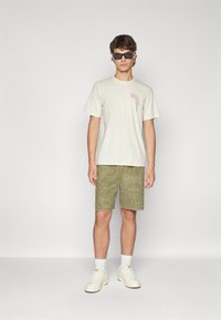 Les Deux LESLEY PAISLEY - Shorts - surplus green