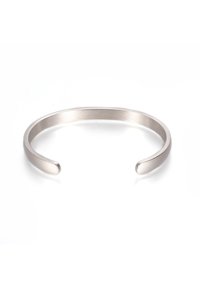 Bracelet en métal avec une finition lisse et brossée. Le design ouvert présente des extrémités arrondies, mettant en avant une esthétique minimaliste en couleur argent.