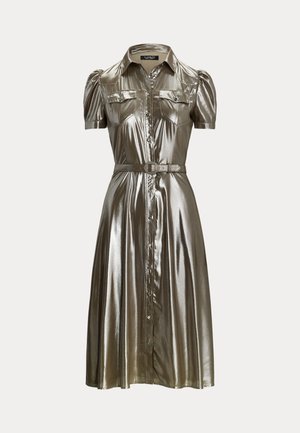Metalické stříbrné šaty košilového střihu s krátkými puff rukávy, zapínání na knoflíky vpředu, dvěma náprsními kapsami a odpovídajícím páskem v pase. Hladká textura.