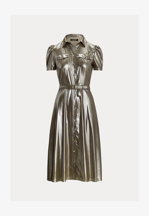 Metalické stříbrné šaty košilového střihu s krátkými puff rukávy, zapínání na knoflíky vpředu, dvěma náprsními kapsami a odpovídajícím páskem v pase. Hladká textura.