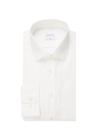 Chemise blanche cintrée pliée, avec col pointu et poignets boutonnés, sur un fond blanc uni.