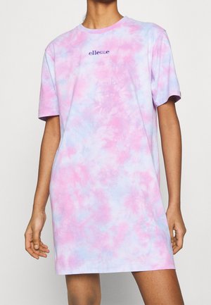 Henkilöllä on päällään lyhythihainen, vaaleanpunaisen ja sinisen pastellitie-dye-mekko, jonka rinnassa on keskitetty "ellesse"-logo.