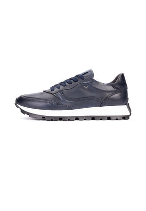 Zapatilla deportiva de cuero azul marino con cordones azul oscuro, entresuela blanca y suela exterior negra texturizada vista de lado.