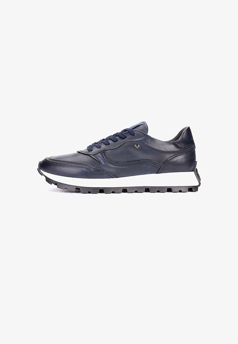 Baskets en cuir bleu marine avec lacets bleu foncé, semelle intermédiaire blanche et semelle extérieure noire texturée, vues de côté.