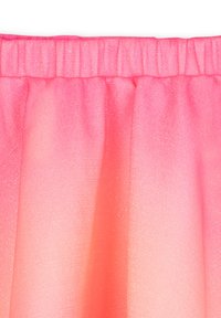 Gonna a balze sfumata con una texture lucida, che va da un rosa brillante a tonalità più chiare, con una vita elasticizzata per maggiore flessibilità.