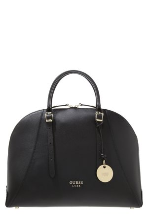 Zwarte leren koepelvormige handtas met twee bovenhandvatten, gouden gespen, een ronde gouden logotag en "GUESS LUXE"-branding aan de voorkant.