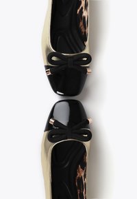 LOLA CASADEMUNT Ballerinaskor - gold