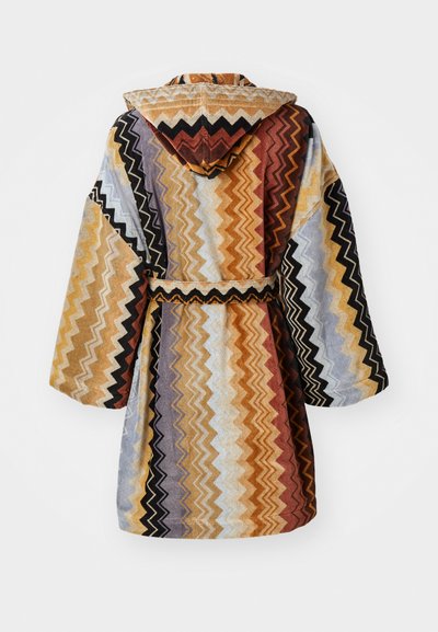 Accappatoio multicolore con motivi zigzag in tonalità calde, cappuccio, maniche ampie e cintura legata. Realizzato in un tessuto morbido e testurizzato.