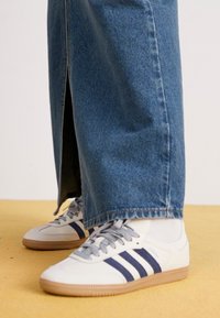 adidas Originals SAMBA OG - Tenisice - off-white/dark blue/clear sky
