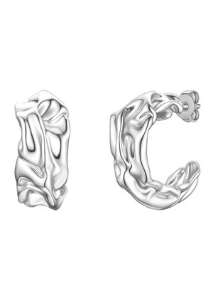 Sølvfarvede metalliske øreringe med krøllet, organisk tekstur og lås bagpå, mod en hvid baggrund.