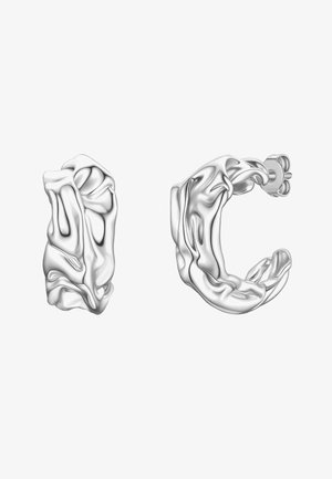 Orecchini a cerchio in metallo argentato con texture stropicciata e organica e chiusure con perno su sfondo bianco.