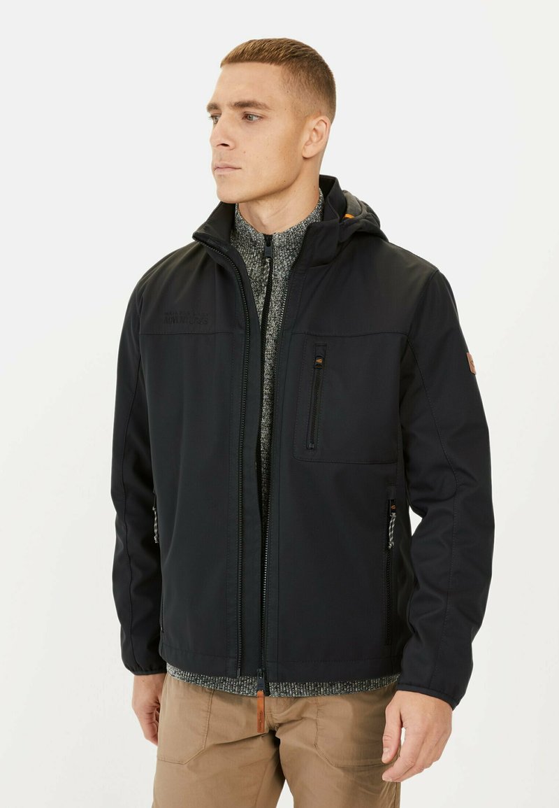 Veste softshell noire pour homme avec capuche, poches zippées et une couche intérieure texturée grise, dotée d'un ourlet ajustable et d'une marque discrète.