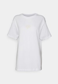 Bílá bavlněná tričko s krátkým rukávem, kulatým výstřihem a malou žlutou grafikou s nápisem "JUST DO IT MMXIII" a hvězdami nad ním.