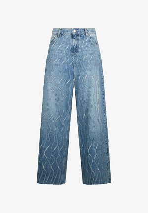 Visoke široke jeans hlače modre barve z valovitim vzorcem šiva, sprednjimi žepi in zapiranjem na gumbe.