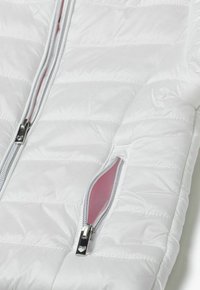 Giacca puffer bianca con motivo a righe orizzontali, dotata di zip argentate e fodera rosa in due tasche laterali. Tessuto liscio e lucido.