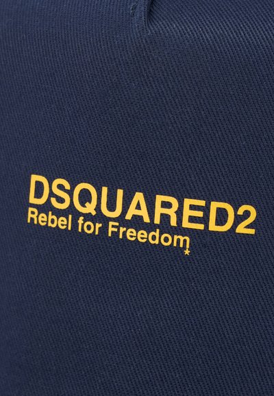 Ναυτικό ύφασμα με υφή υφάσματος, με κίτρινη λογότυπη επιγραφή "DSQUARED2 Rebel for Freedom" σε εμφανή θέση.