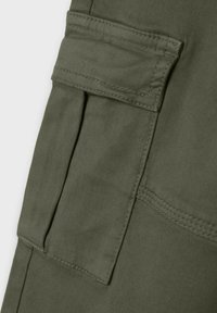 Cargo-Hosen aus olivgrünem Stoff mit einer Seitentasche, glatter Textur und kontrastierenden Nähten. Das Design ist praktisch mit verstärkten Bereichen.
