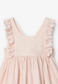 Lichtroze linnen jurk met rimpelbandjes, een verzamelde taille en een gladde textuur, ontworpen met een ronde halslijn en een uitlopende rok.