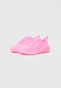 Roze sportschoenen met een ademende mesh bovenkant, vetersluiting, een gevoerde zool en een onderscheidende schuine hak voor extra ondersteuning.