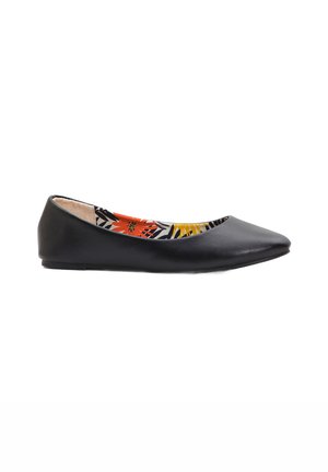 Ballerine in pelle nera con punta appuntita, dotata di una stampa floreale interna nei colori rosso, giallo e nero. Superficie semplice e liscia.