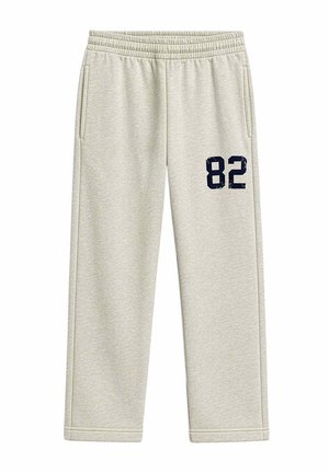Pantalones deportivos gris claro con cintura elástica, bolsillos laterales y número 82 en azul oscuro impreso en el muslo derecho.