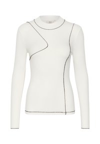 Langärmliges, weißes Strickoberteil mit figurbetonter Silhouette, das asymmetrische graue Nähte und einen hohen Kragen aufweist. Glatte Textur, minimalistisches Design.