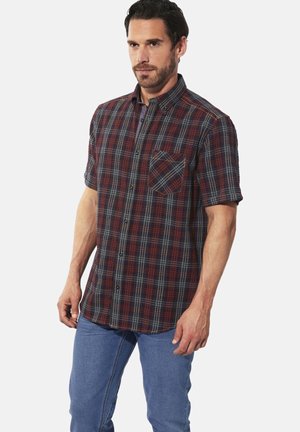 Kurzärmliges kariertes Hemd in Dunkelrot, Blau und Grau. Mit einem Button-Down-Kragen und einer Brusttasche. Aus Baumwollmaterial mit einer strukturierten Oberfläche.