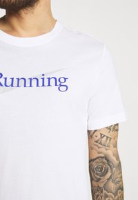Nike Performance Camiseta estampada - white