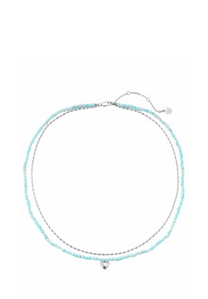 Doppelreihige Halskette mit kleinen türkisfarbenen Perlen auf einer Kette und einer silbernen Kette auf der anderen, mit einem kleinen silbernen Herzanhänger.