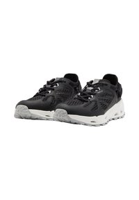 Schwarze Sportschuhe mit Mesh-Details und einer kräftigen weißen Sohle. Mit Schnürsenkeln, verstärktem Fersenbereich und strukturiertem Grip auf der Sohle.