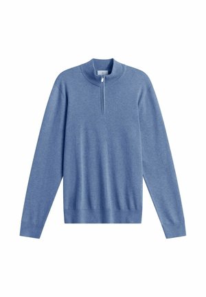 Lyseblå langærmet striktrøje med halvlukningskrave og ribstrikkede manchetter og kant, vist på hvid baggrund.