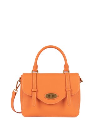 Sac à main en cuir orange avec une forme structurée, une poignée supérieure, une bandoulière amovible, une fermeture à rabat et des accents en métal doré. Détails de couture blanche.