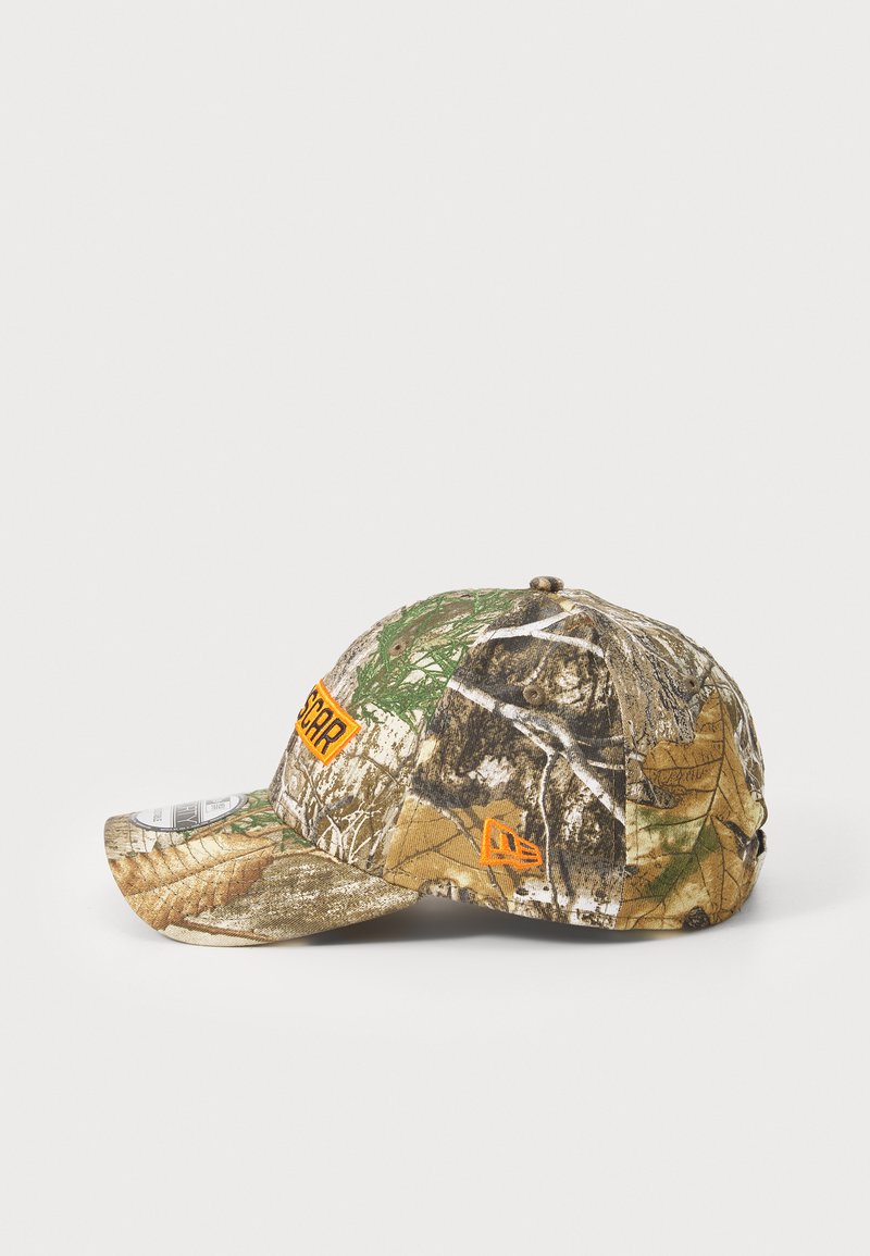 Casquette NASCAR Checkered Flag Sports – Maille Structurée, Logo Ton Sur Ton, Vert Olive, Taille Unique