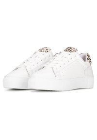 Zapatillas deportivas de cuero blanco con acabado texturizado, que presentan un detalle de tela con estampado de leopardo en la parte trasera y una suela de goma duradera.