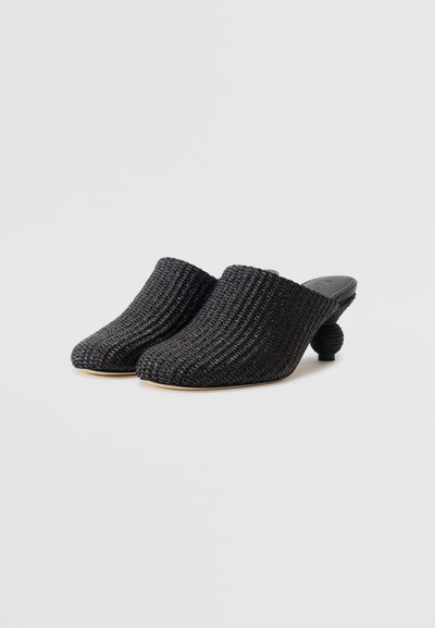 Mustad mustratatud mules, avatud seljaga, tekstuurse viimistlusega ja ümmarguse, paksu kontsaga. Tallal on sile ja beež pind.