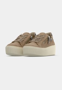 Baskets en daim marron avec une semelle compensée, dotées de fermetures éclair décoratives, de lacets texturés et d'une doublure à motifs.