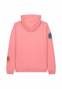 Sudadera rosa con capucha regulable. Cada manga presenta un gráfico del sol; una en amarillo y la otra en azul con detalles intrincados.