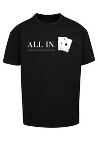 Schwarzes Baumwoll-T-Shirt mit weißem Text "ALL IN." und Grafik von zwei Spielkarten: eine As mit rotem Herz und ein As von Pik.