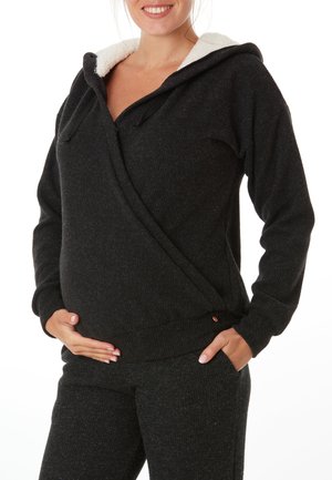 Kapuzenpullover in Anthrazitgrau mit einer gemütlichen, fleecegefütterten Kapuze, langen Ärmeln und einem überlappenden Vorderdesign. Glatte Textur mit feinen Details.