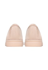 Lichtroze suède instapschoenen met een ronde neus en minimale naaddetails. Rubber zolen met een gladde afwerking en een lichte textuur.