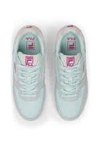 Scarpe da ginnastica azzurro chiaro con dettagli rosa, materiali in rete e camoscio, design con lacci e logo ben visibile sulla linguetta.