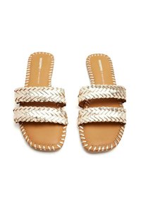Sandali scivolosi intrecciati con due cinturini metallici dorati, una soletta morbida color tan e cuciture bianche a contrasto lungo i bordi.