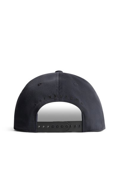 Czarna regulowana czapka z daszkiem widziana od tyłu, z małymi otworami wentylacyjnymi i subtelnym haftowanym napisem marki nad otworem.